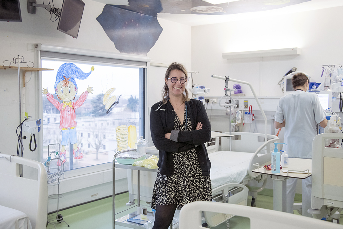 Justine Bacchetta en salle de dialyse dans le service de nphrologie pdiatrique de lH?pital Femme Mre Enfant